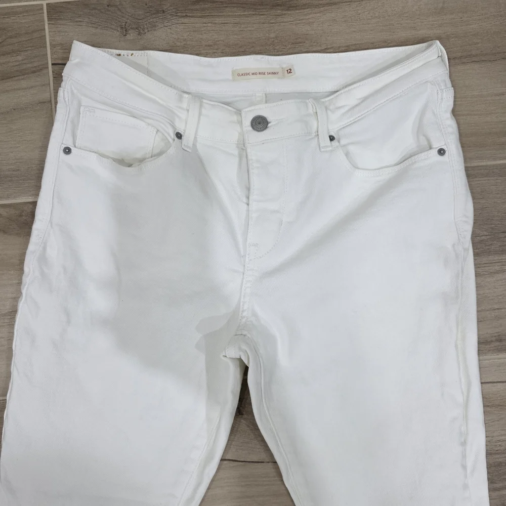 Women's White Levi's Jeans - Picture 2 of 16